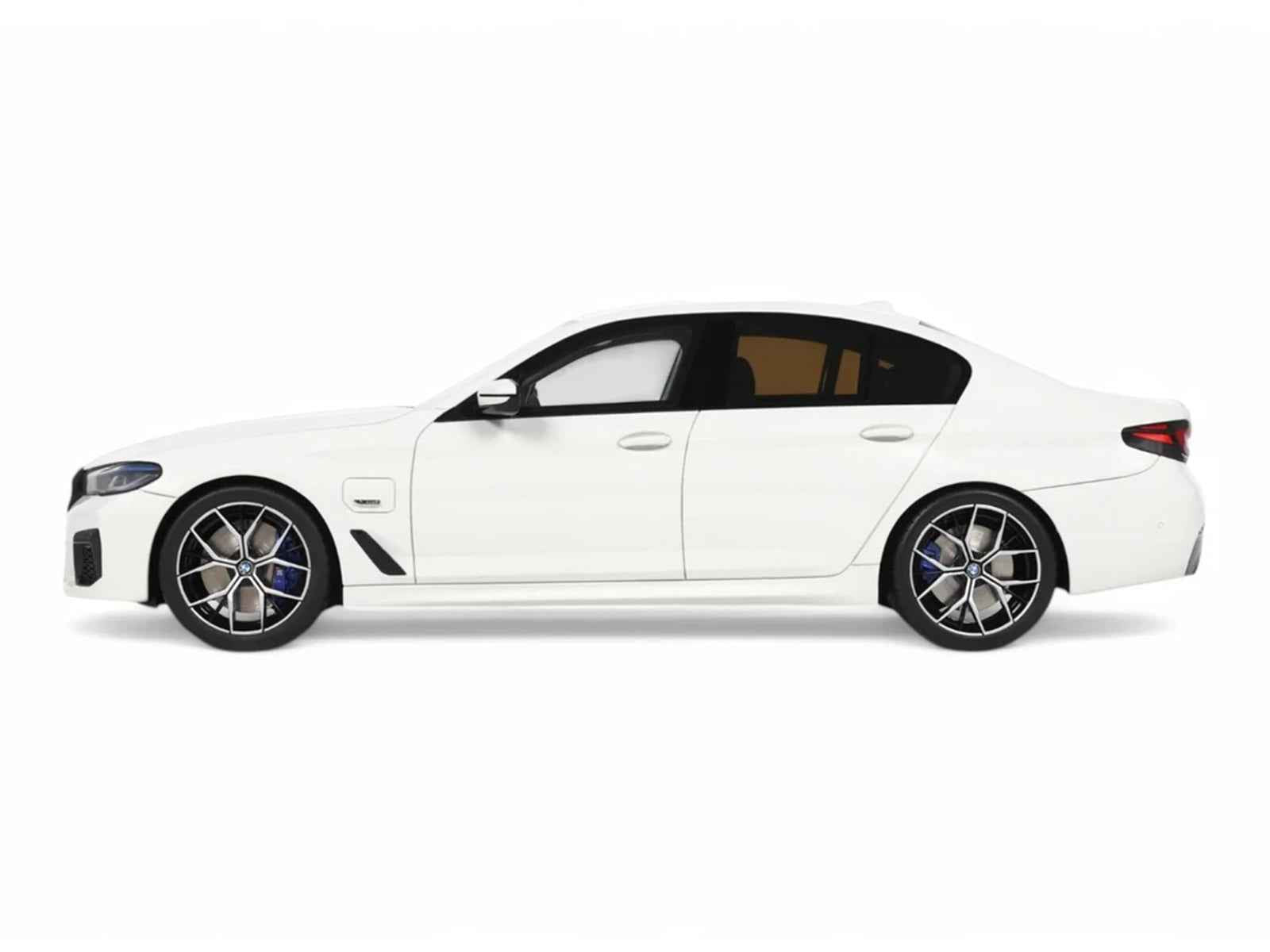 2023 BMW 545e xDrive M Sport Alpine White 1/18 Model Car by GT Spirit